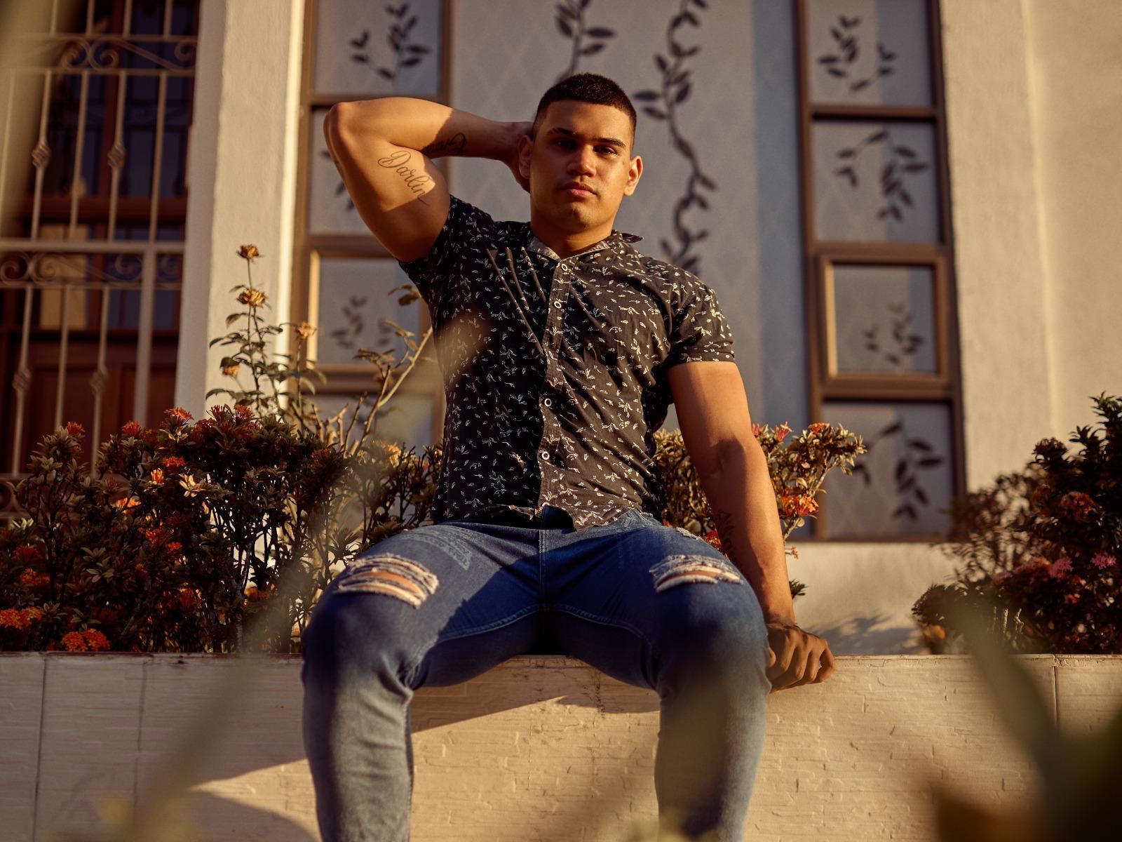 Aaronhunter__ live from Colombia