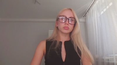 AnyaPeach live from Germany