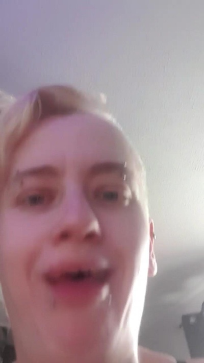 Batgirl95x live from United Kingdom