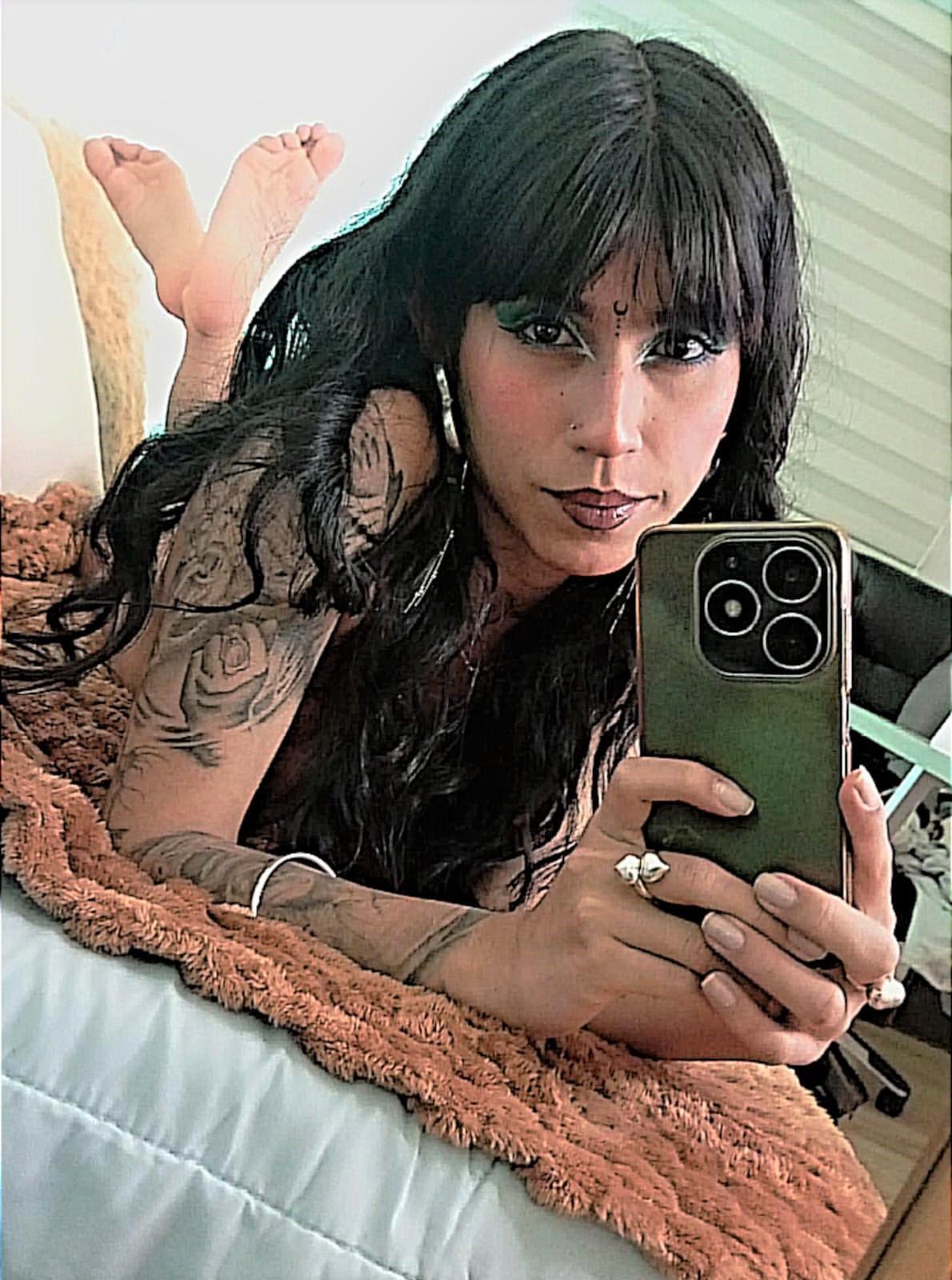 Bella_Poisonous live from Colombia