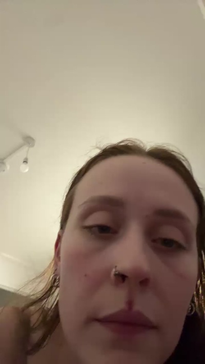 Chlomomilf live from United Kingdom