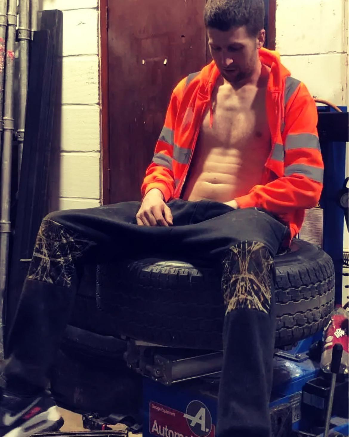 ClaphamJamie live from United Kingdom