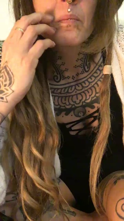 DahliaMoon live from United Kingdom