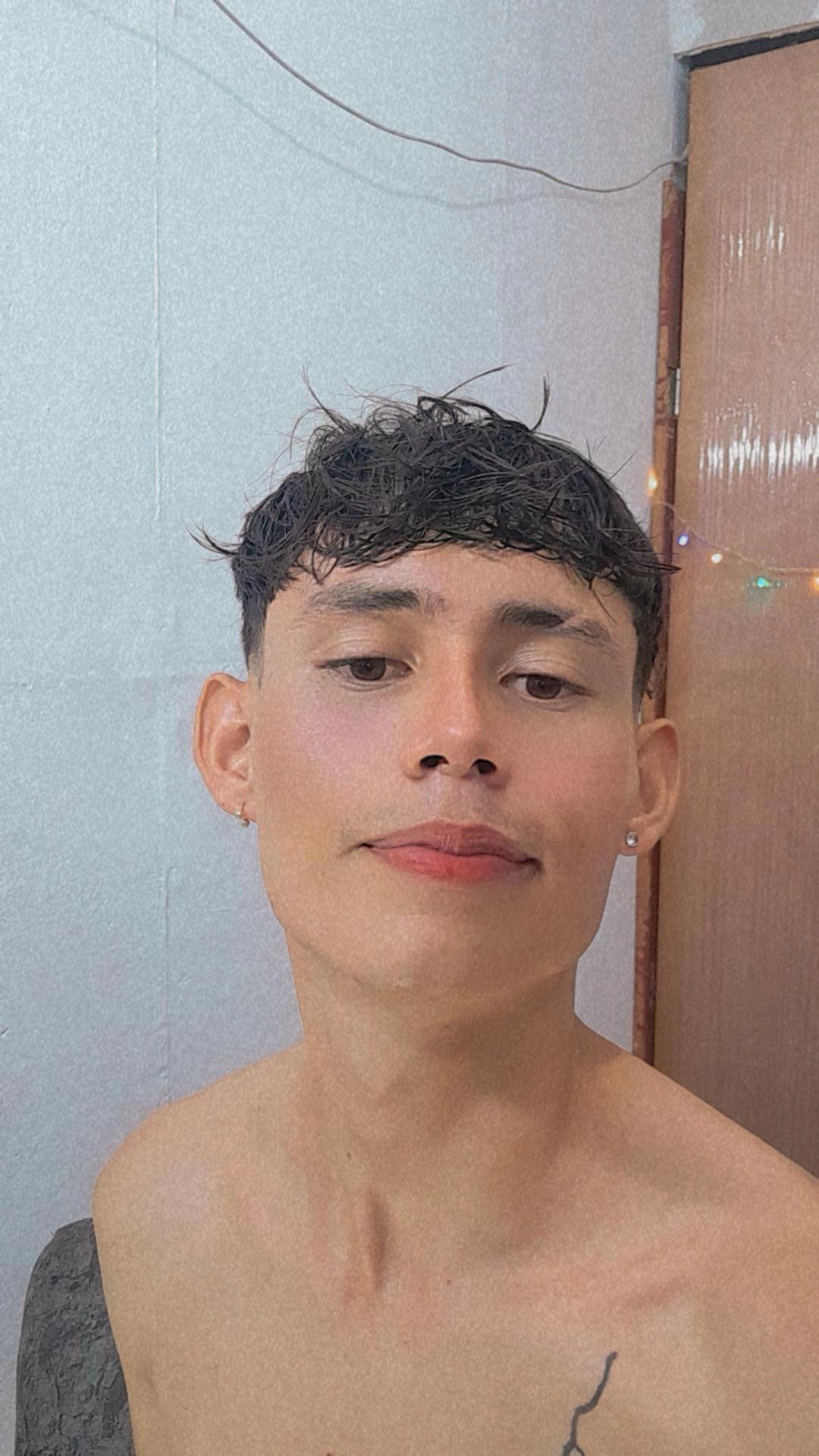 ETanjiro_cute live from Colombia