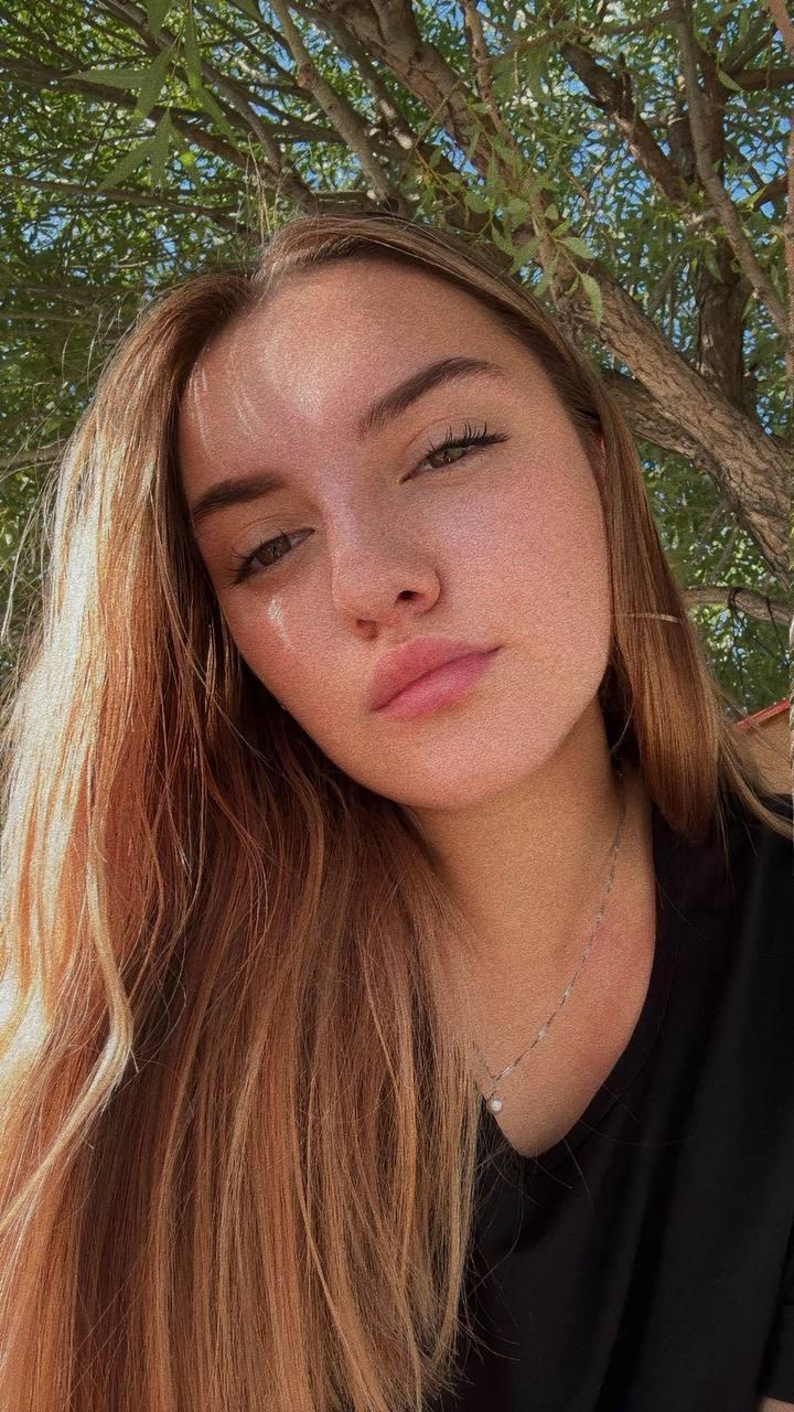 ElizebethLysiak live from United States