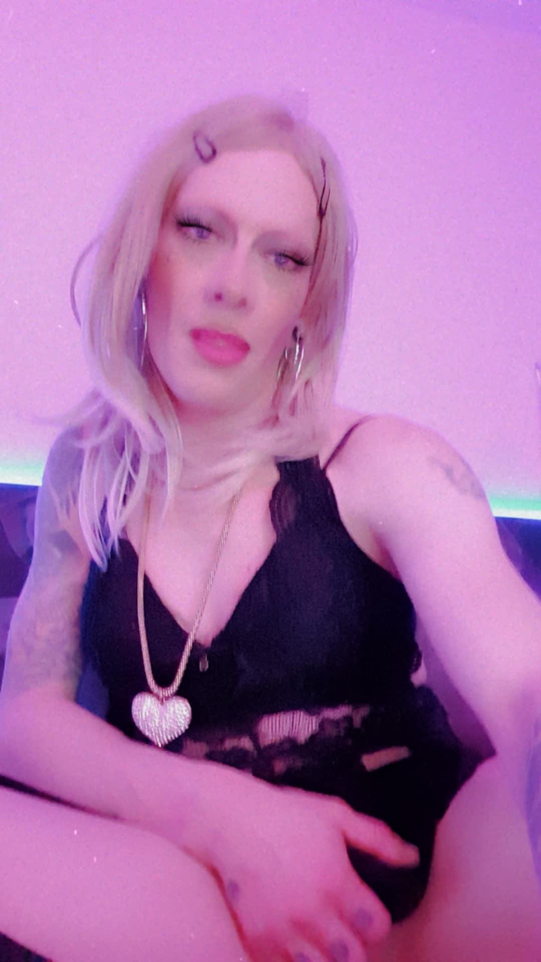 HORNYHellokitty live from Switzerland