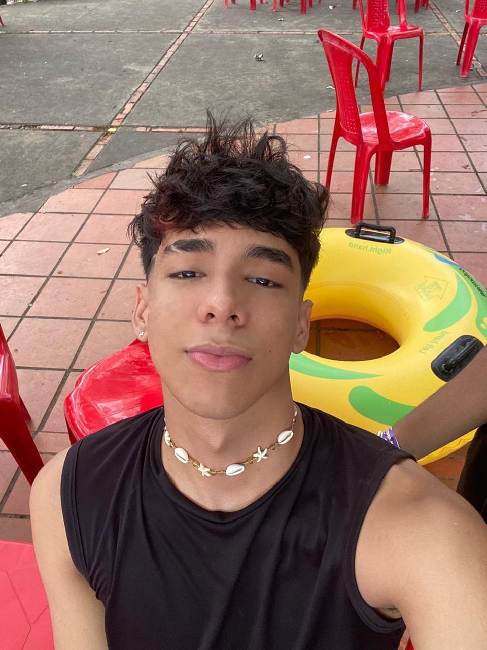 Harry_LatinBoy live from Colombia