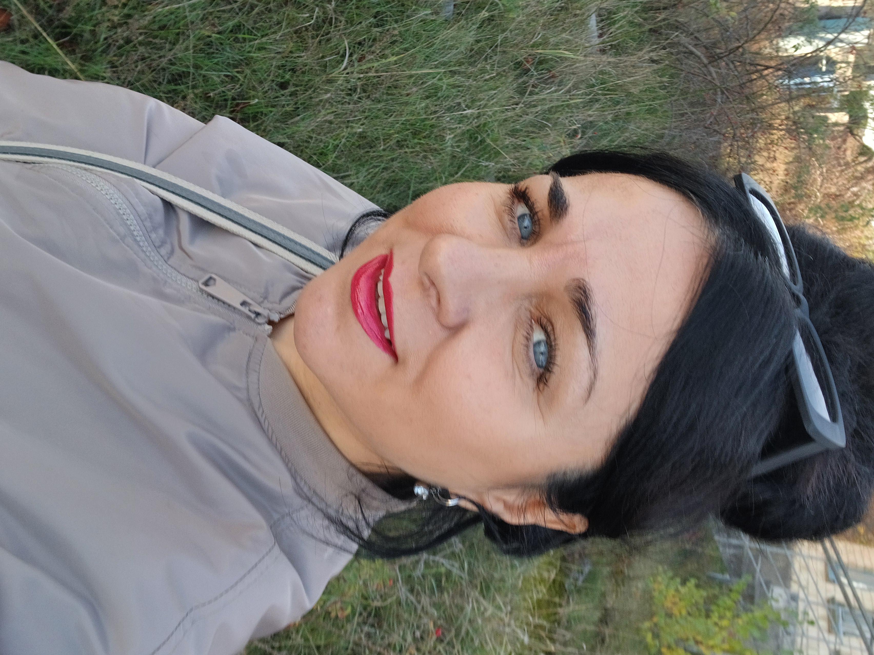 HelenKiss31Lee live from United States