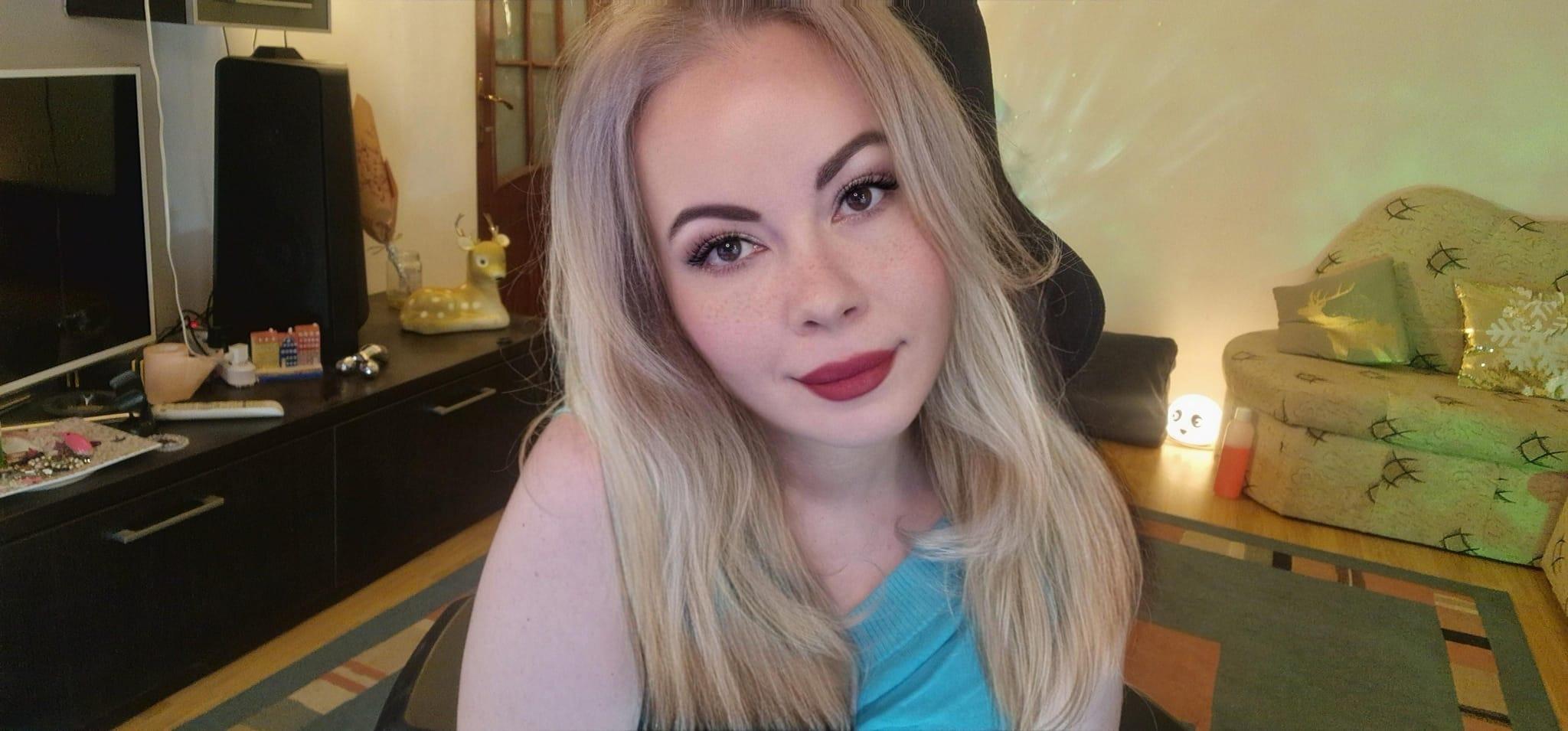 HotLynn42 live from United Kingdom