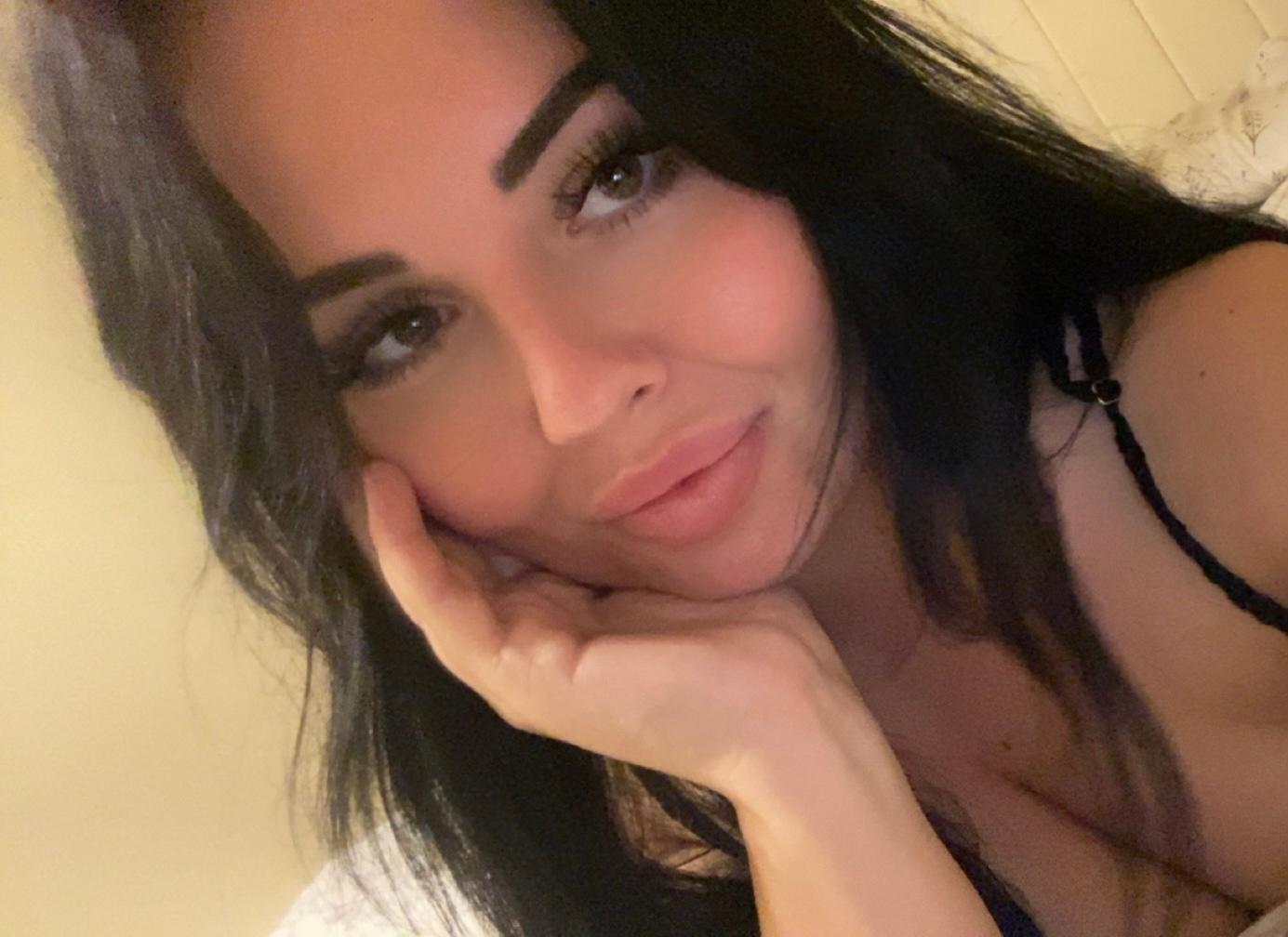 Hot_Honey_Mila live from United Kingdom