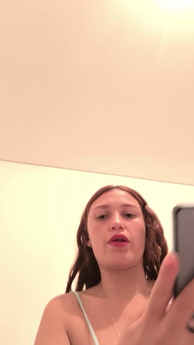 Isabelle_x live from Italy