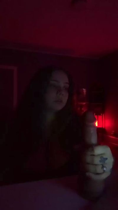 Lesbian_love420 live from United States