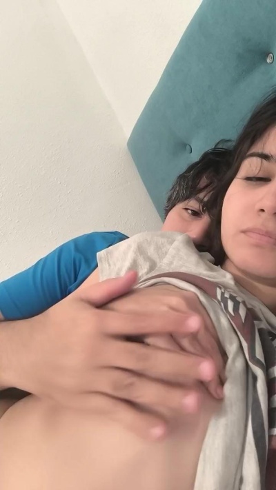 Lizzylovepetite live from United Kingdom