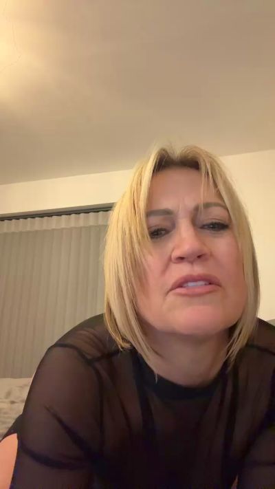 Milfshake227 live from United Kingdom