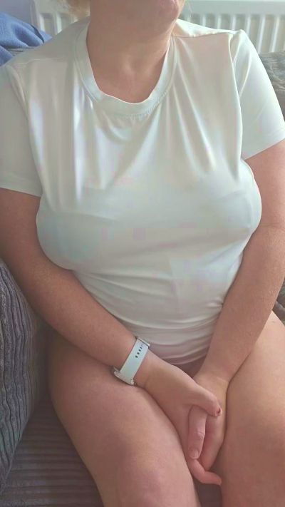 NicCurvyXO live from United Kingdom