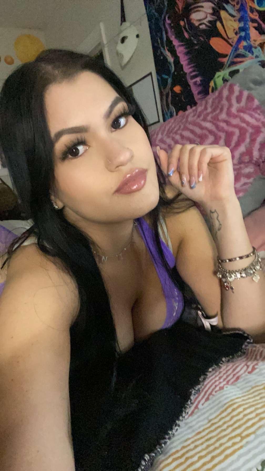Nikkikittyx3 live from United States