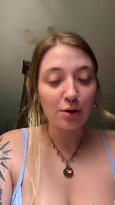 Rosaleejaden live from United States