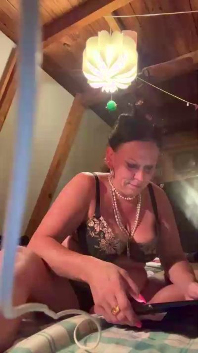 Slutmeout6996 live from United States