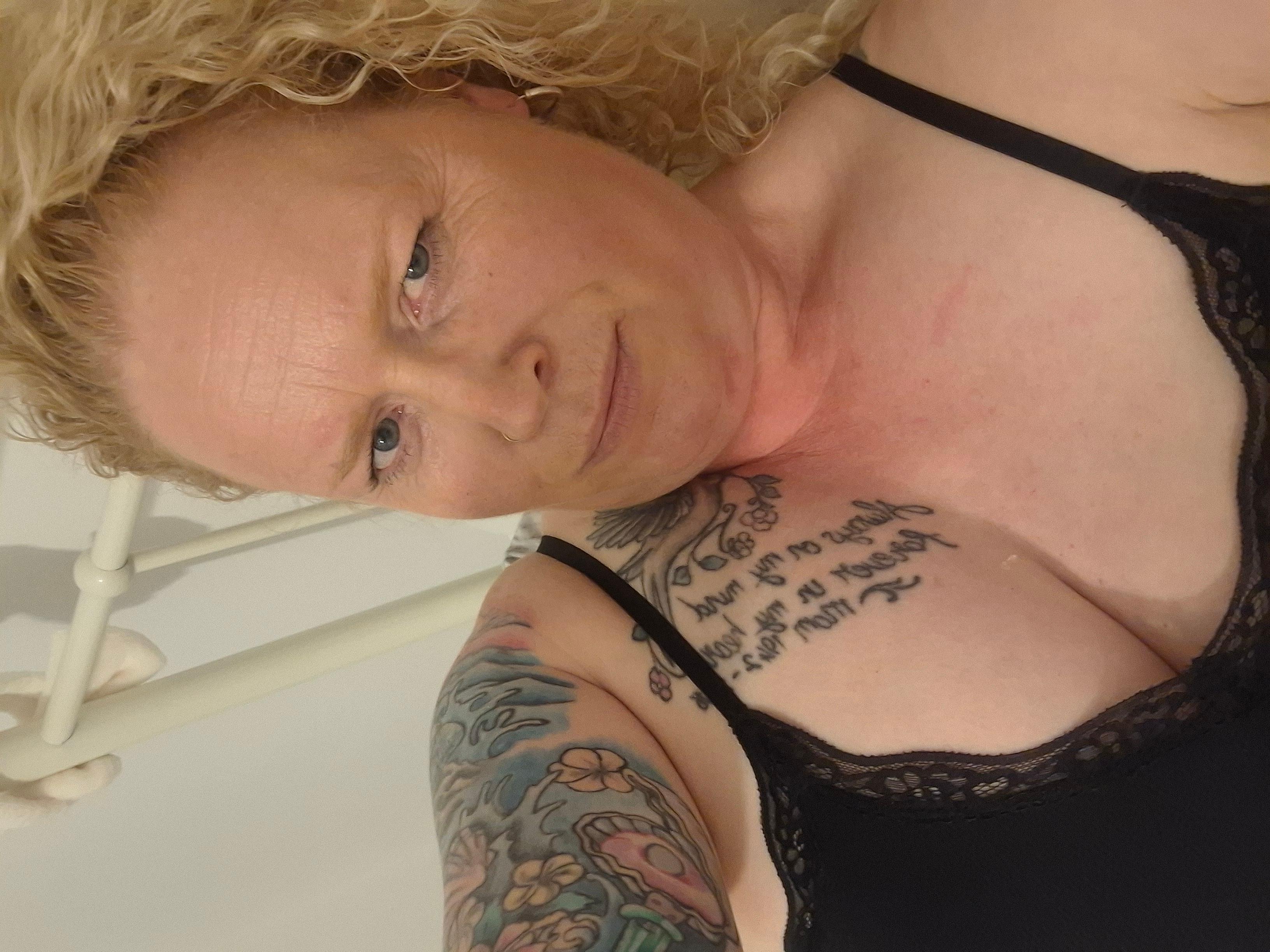 Spicy_mature live from United Kingdom