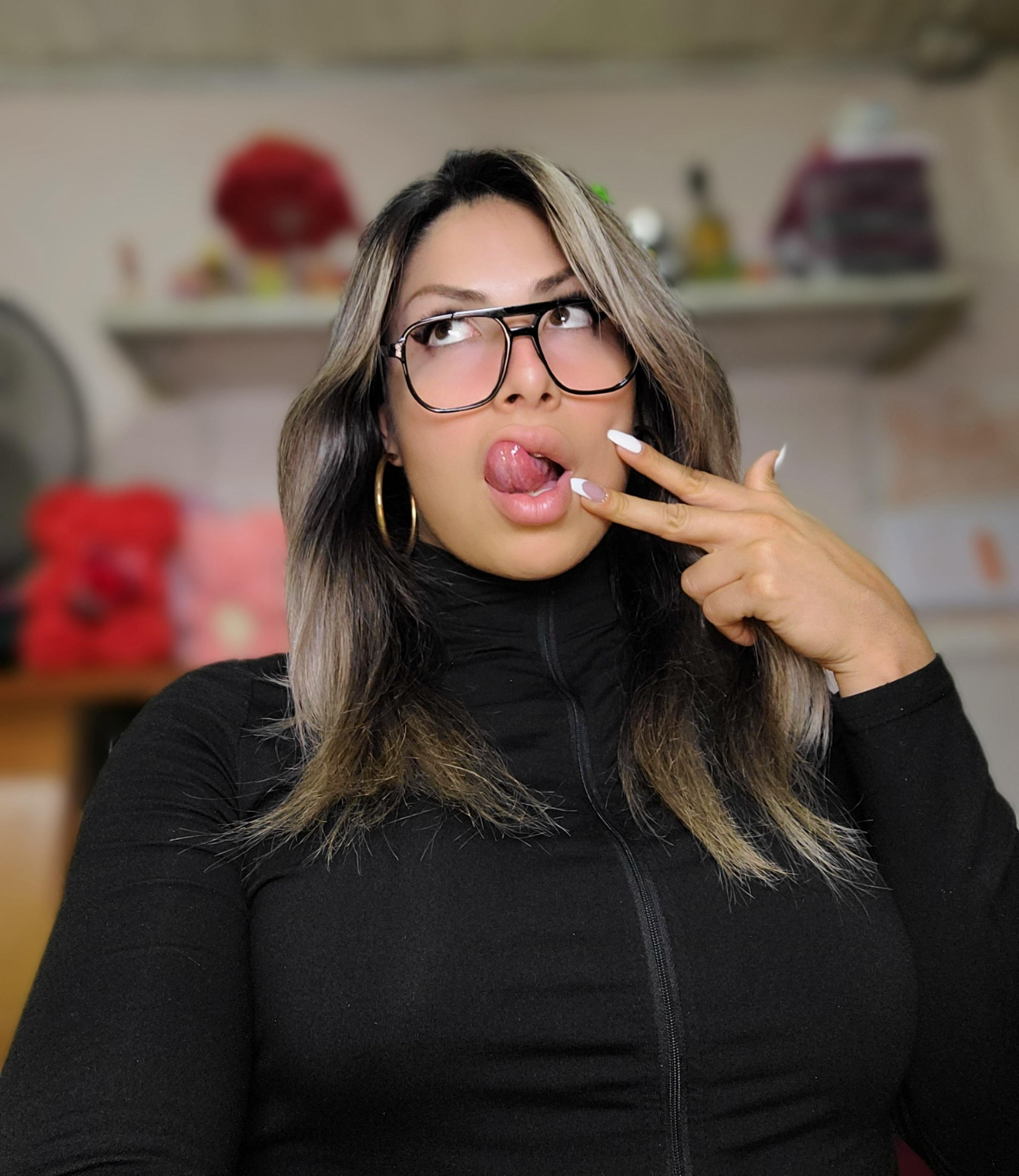 VaniaSexy23 live from Chile