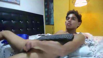 andres_hot22_ live from United States