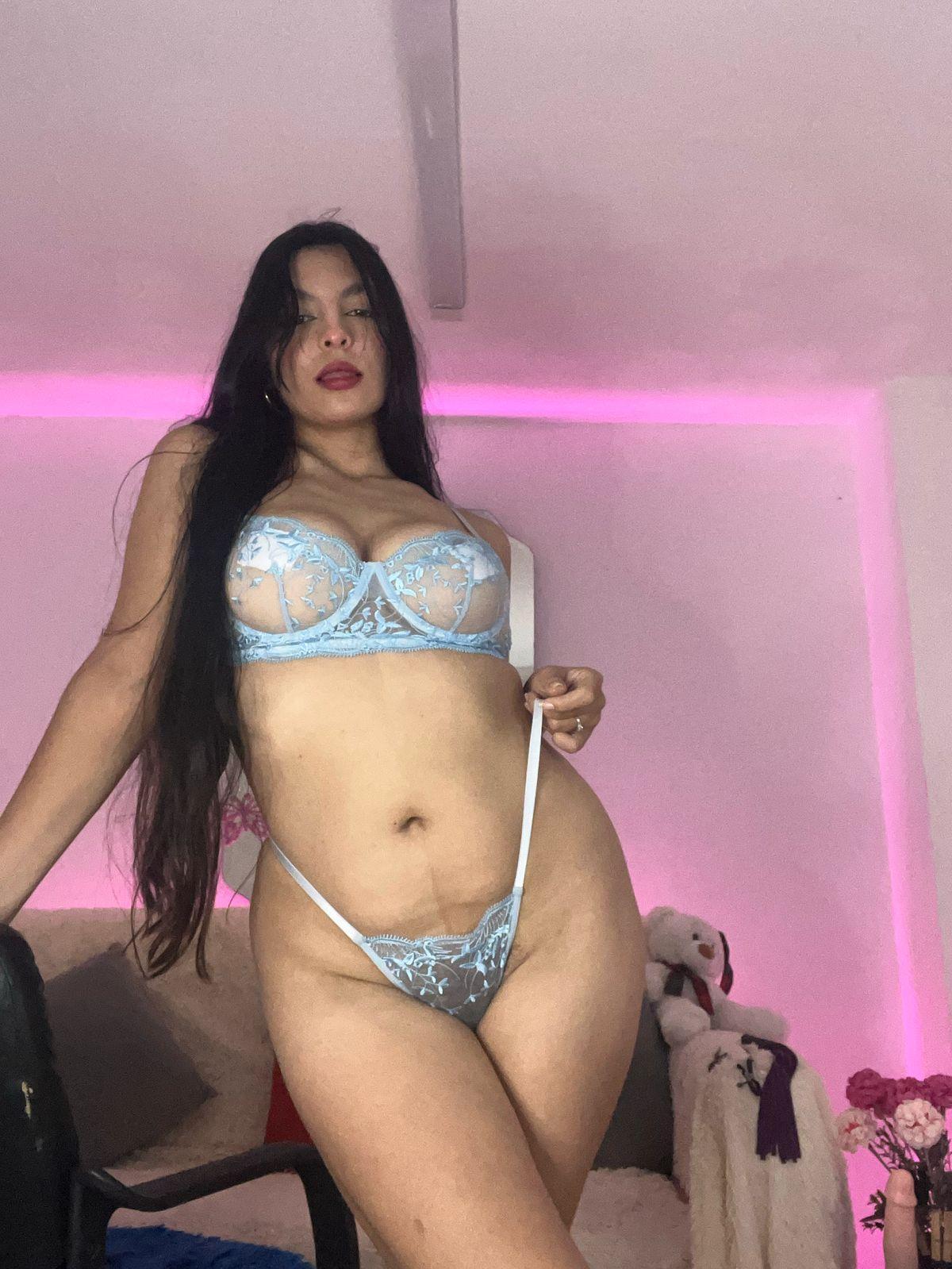 bianca_bertushe live from Colombia