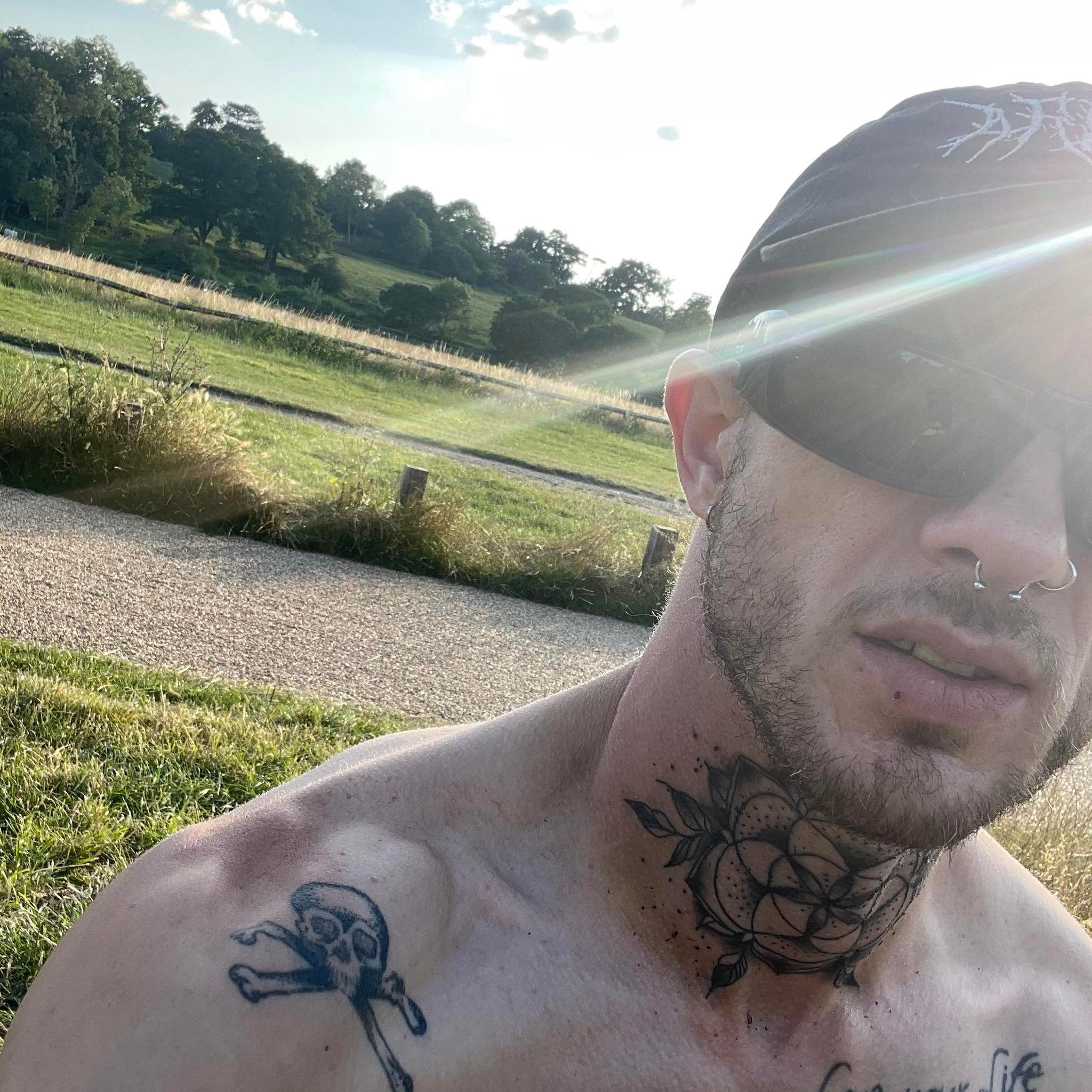 chrisz26XXX live from United Kingdom