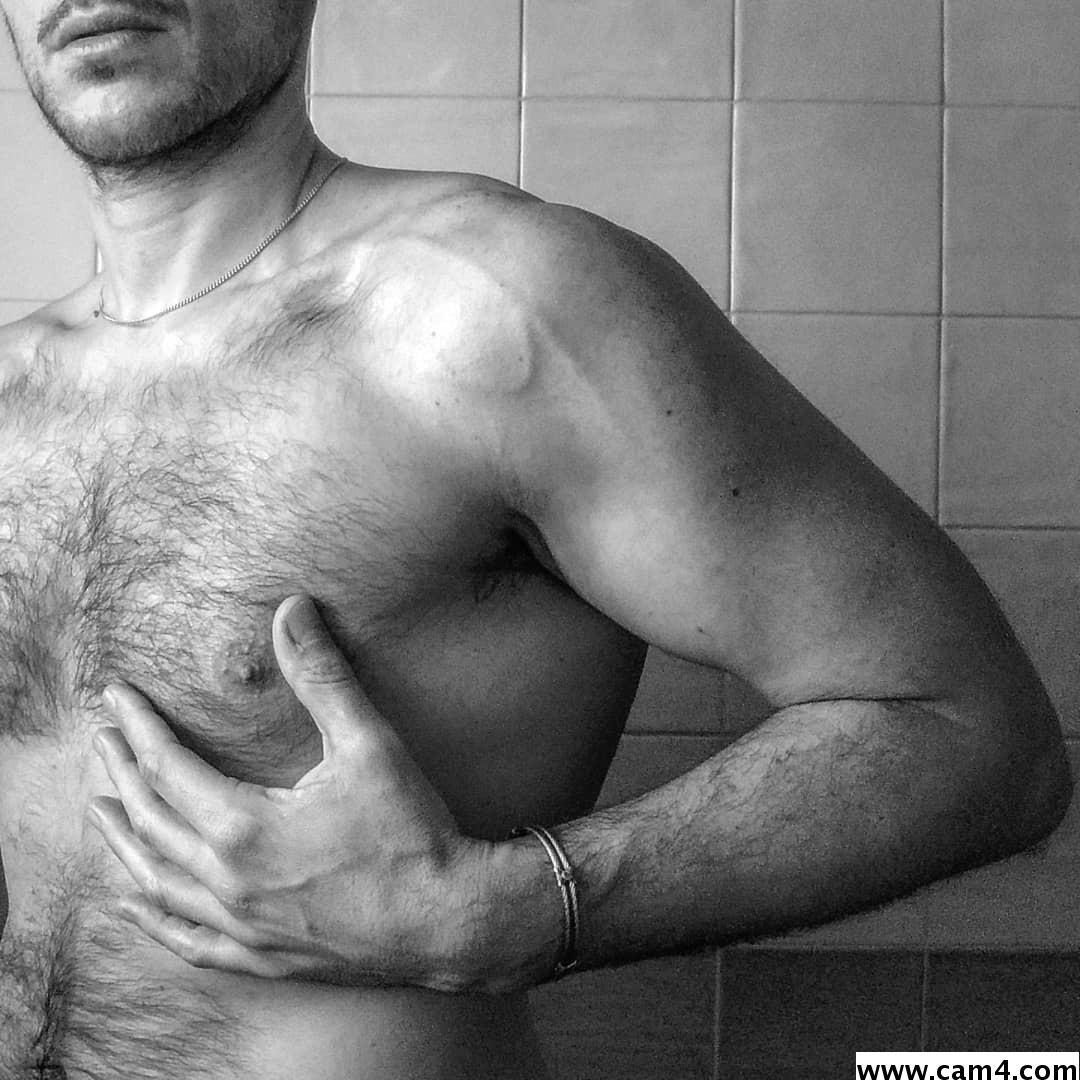 hairyfitmale live from Italy