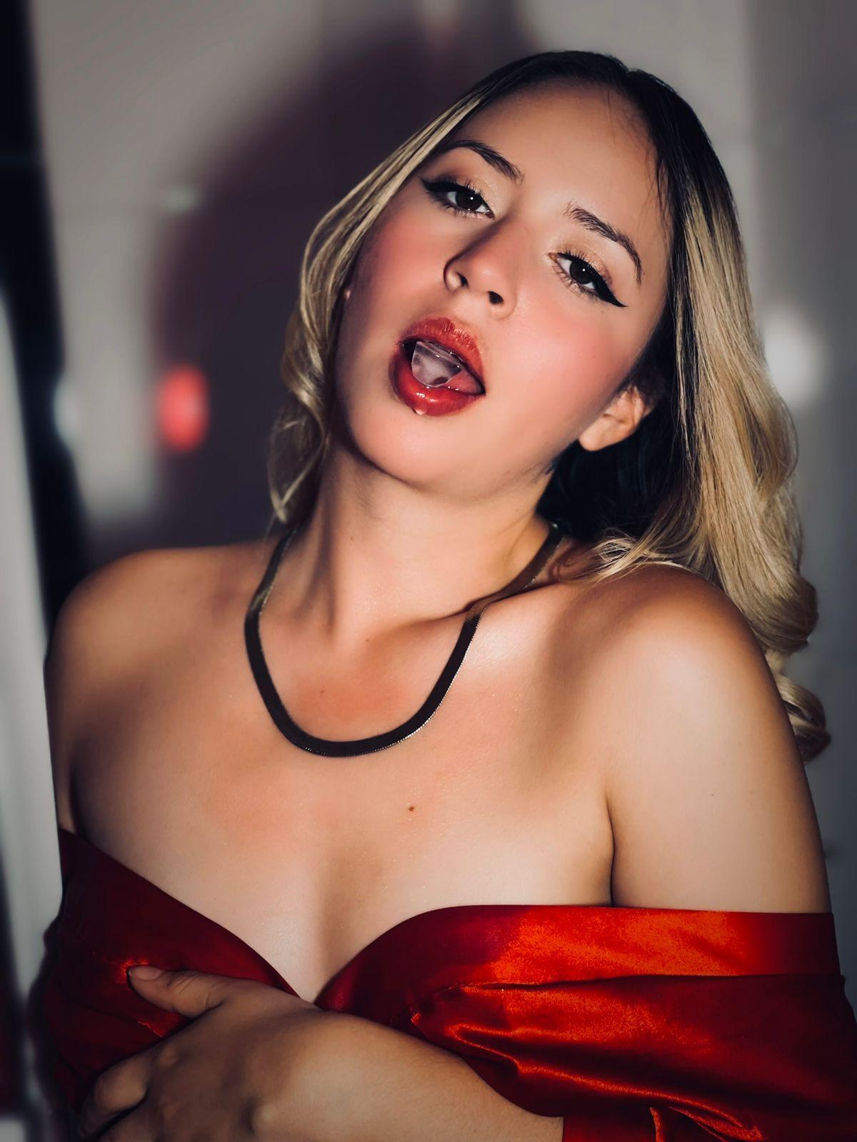 luciana_evaans live from Colombia