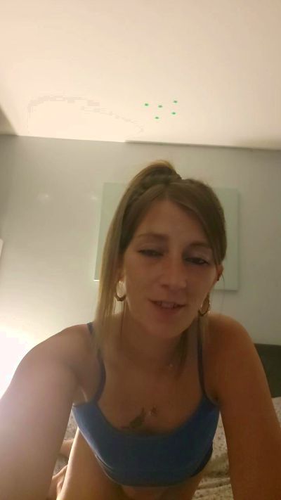mialou2 live from United Kingdom