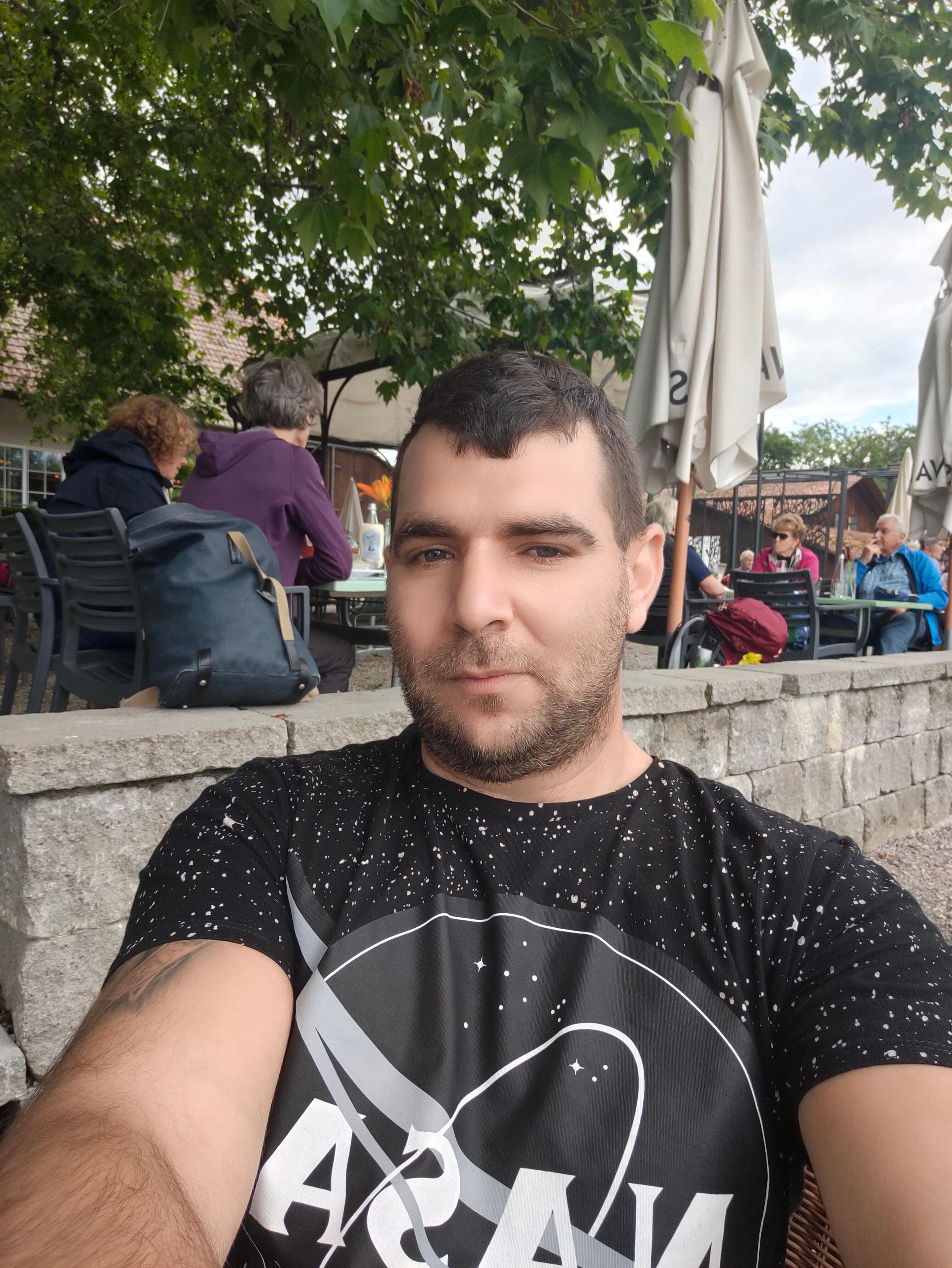 mumuselu1 live from Romania