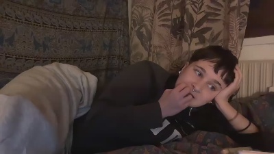 nik_taraxx live from France