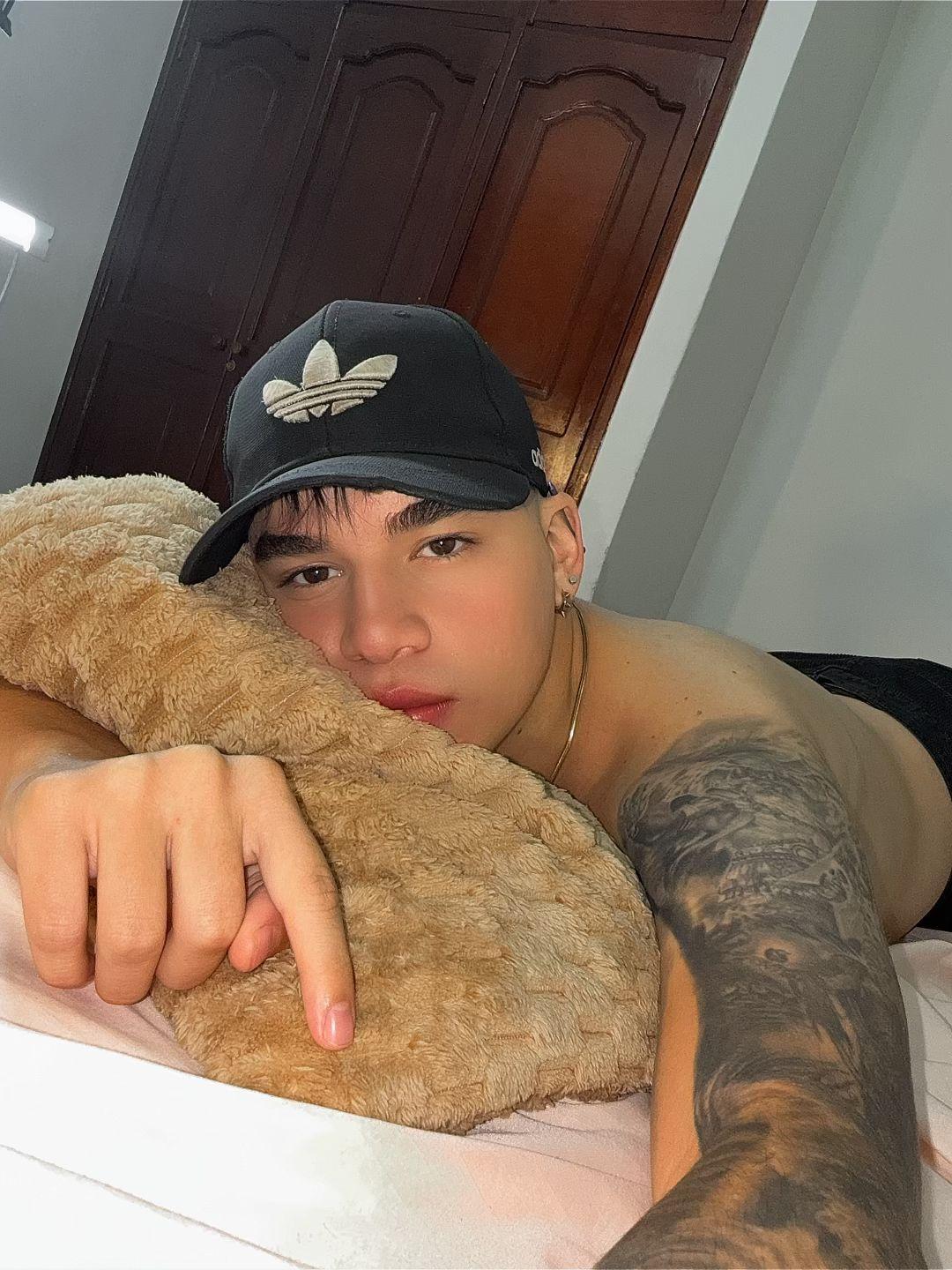 noah_coleman live from Colombia