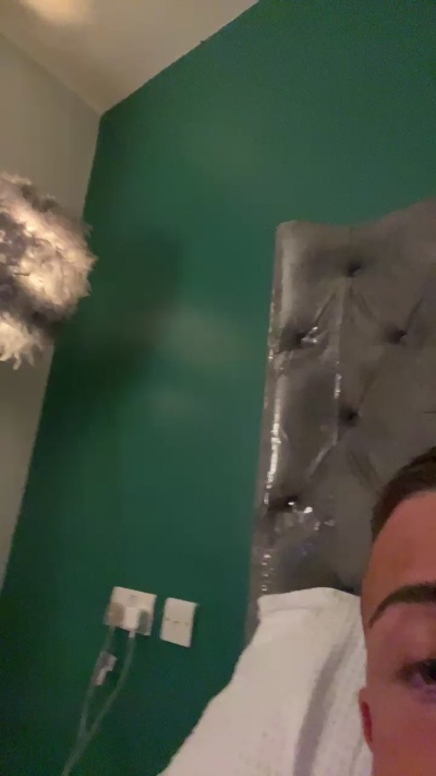 nudeboy40 live from United Kingdom