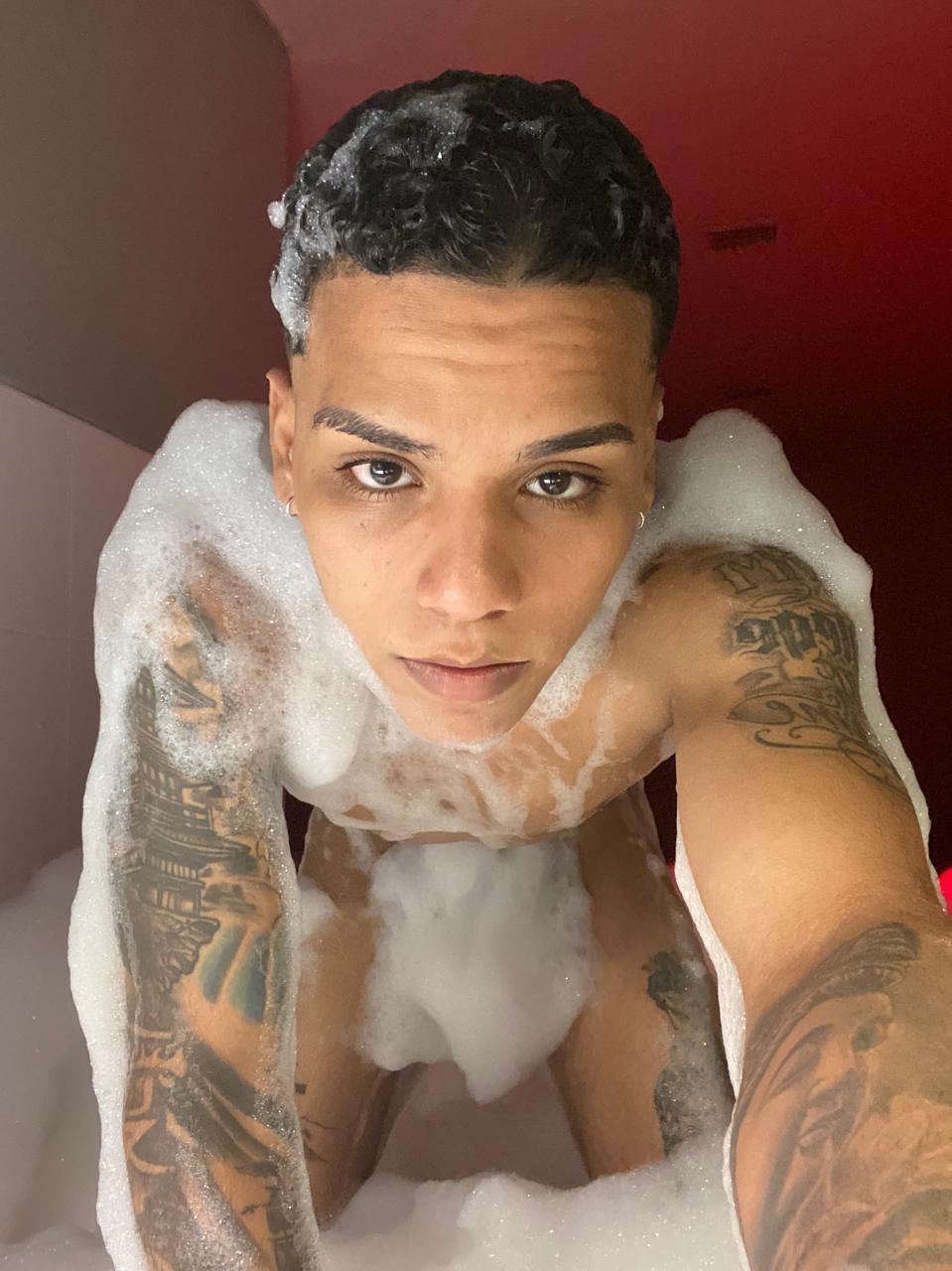 travis_am live from Colombia