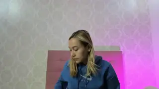 Daphne Beaumont live webcam model