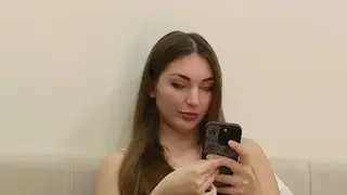 Adela Gilbert live webcam model